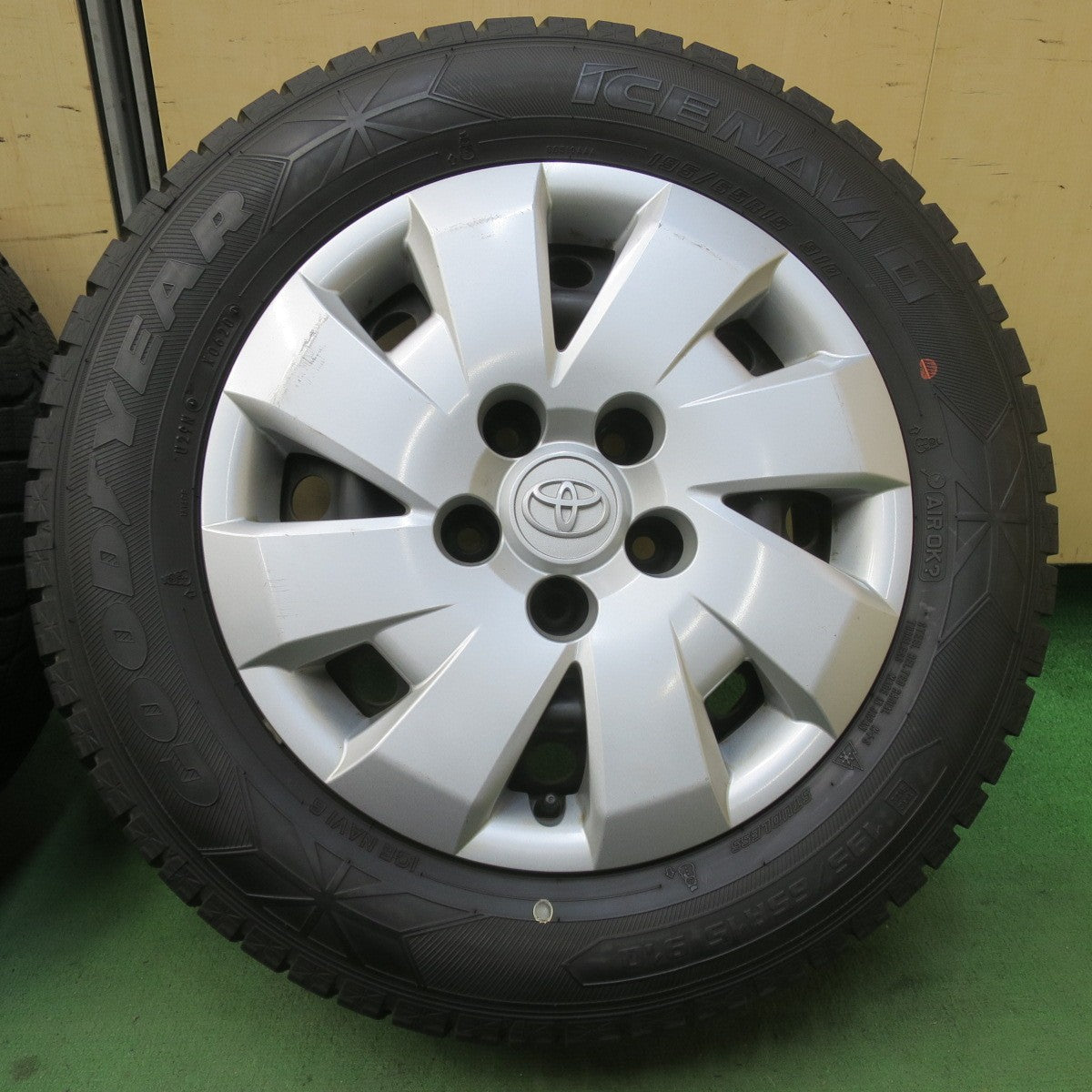 バリ溝！9分★トヨタ カローラ ルミオン 純正 スチール 195/65R15 スタッドレス グッドイヤー アイスナビ6 15インチ PCD114.3/5H★6012809イス