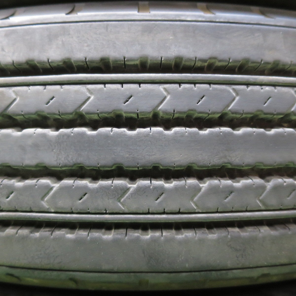 [送料無料] バリ溝！24年！9.5分★トラック タイヤ 225/80R17.5 123/122L ダンロップ SP330K 17.5インチ★4121402イノタ