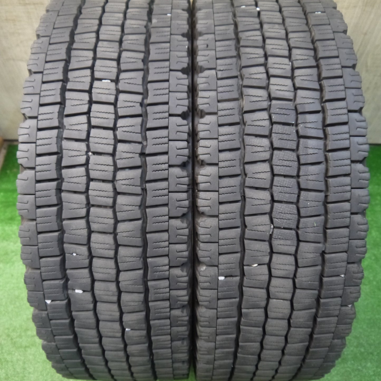 バリ溝！25年！8.5分！2本★トラック タイヤ 245/70R19.5 136/134J スタッドレス ダンロップ デクテス SP081 DECTES 19.5インチ★6052205KKスタ