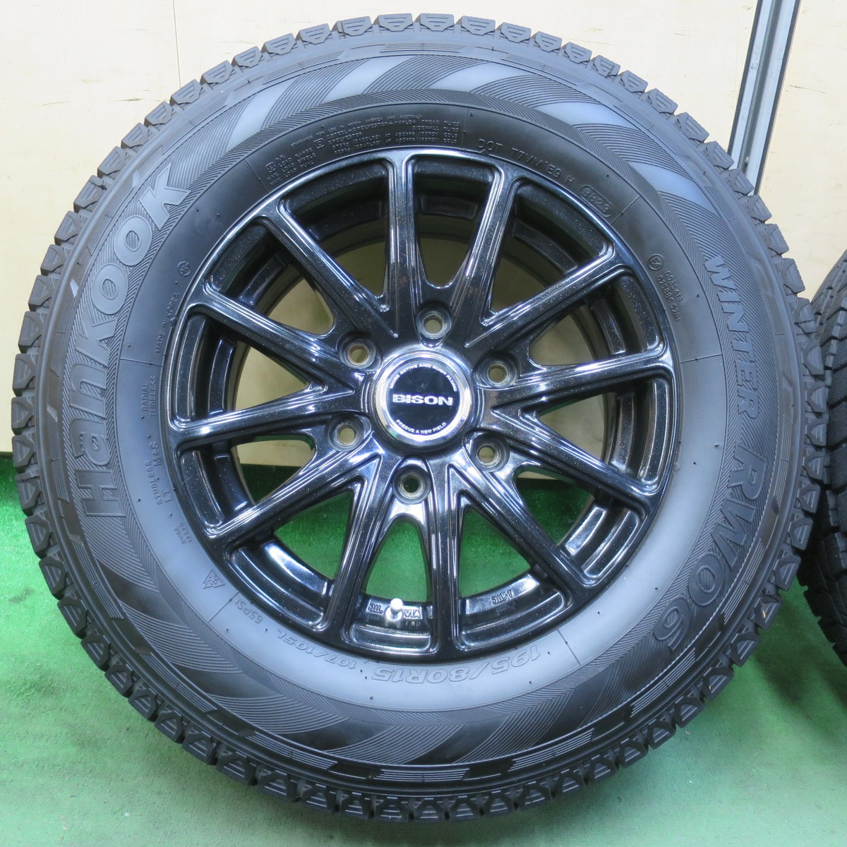 バリ溝！23年！キレイ！9.5分★200系 ハイエース BISON BN-01 195/80R15 107/105L スタッドレス ハンコック ウインター RW06 バイソン 15インチ PCD139.7/6H★5110408イス