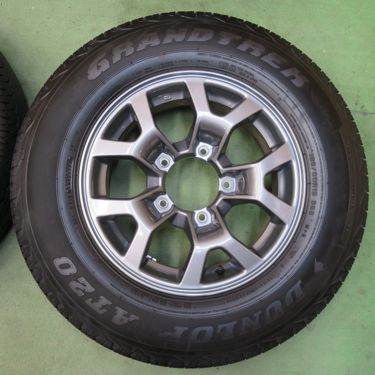 ほぼ新車外し！23年◎スズキ JB74W ジムニー シエラ 純正 195/80R15 ダンロップ AT20 グラントレック 15インチ PCD139.7/5H◎6070101イノ