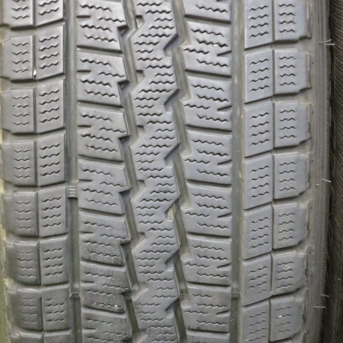 バリ溝！9.5分★ハイエース 等 195/80R15 107/105L スタッドレス ダンロップ ウインターマックス SV01 BE LIMITED 15インチ PCD139.7/6H★5071501TTス