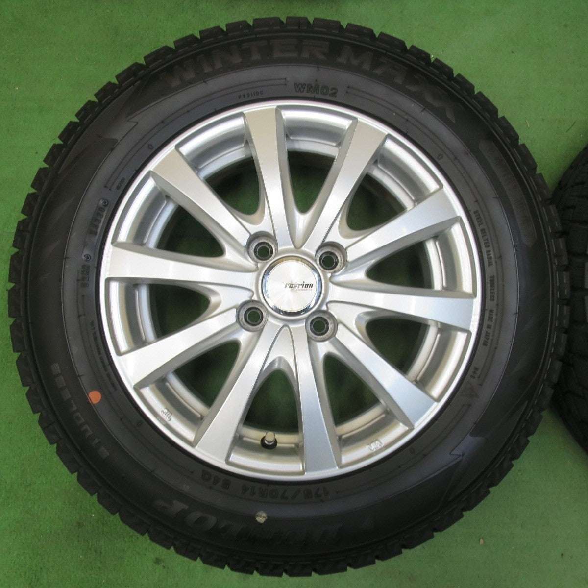 バリ溝！キレイ！9.5分★スタッドレス 175/70R14 ダンロップ ウインターマックス WM02 ravrion RS01 ラブリオン 14インチ PCD100/4H★5021708イス