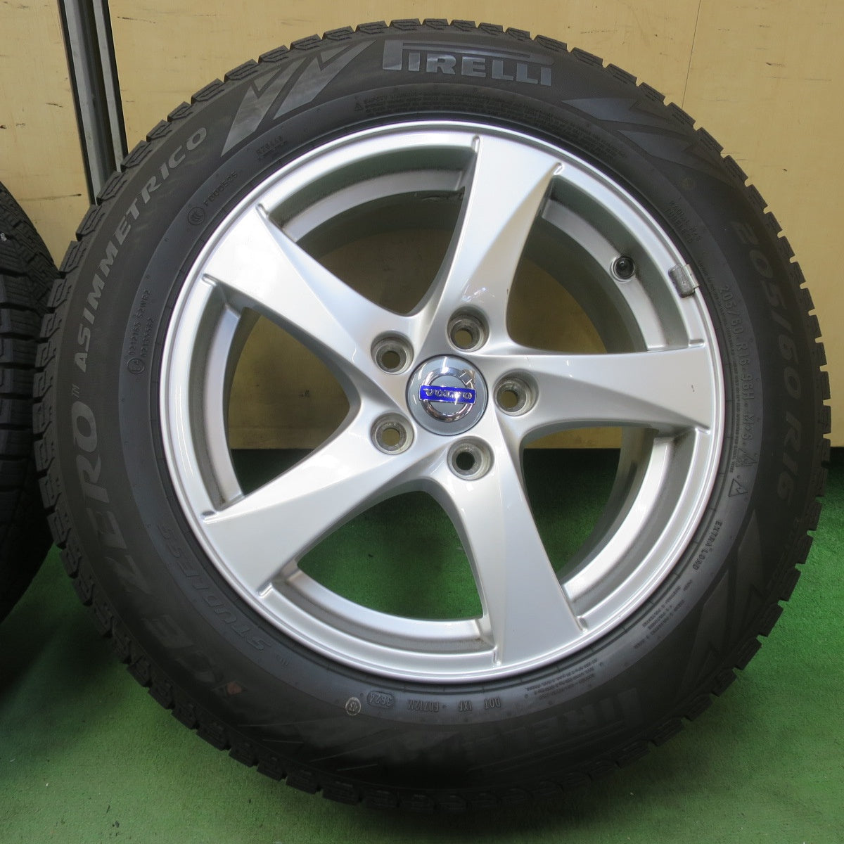 バリ溝！24年！9分★ボルボ V60 純正 205/60R16 スタッドレス ピレリ アイスゼロ アシンメトリコ 16インチ PCD108/5H★6042510イス
