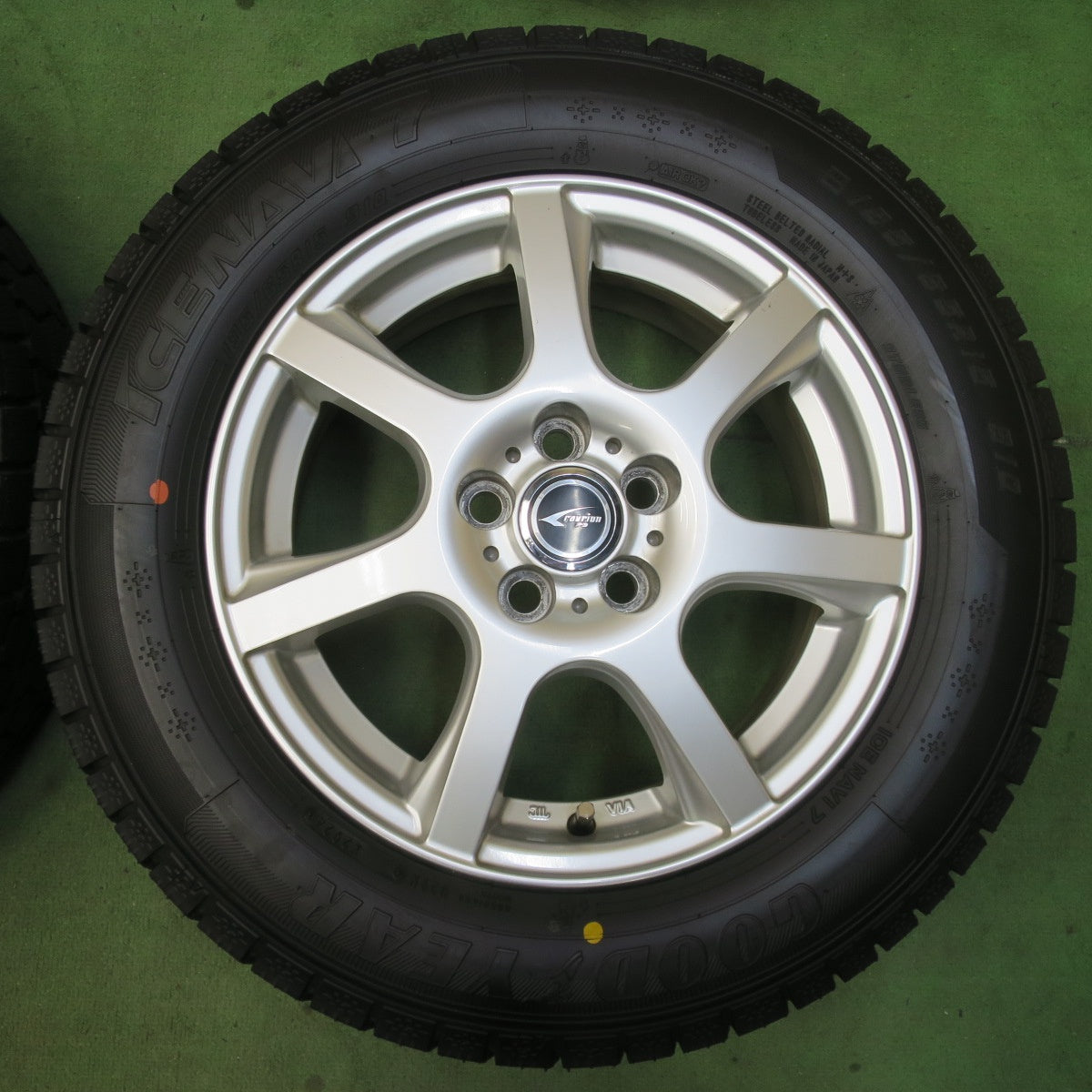 バリ溝！24年！キレイ！ほぼ10分★プリウス 等 195/65R15 スタッドレス グッドイヤー アイスナビ7 ravrion P3 ラブリオン 15インチ PCD100/5H★5122705イス