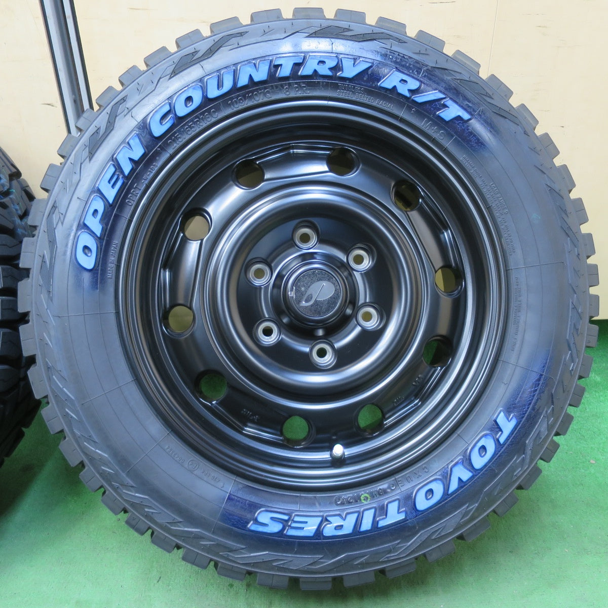[送料無料] 未使用！24年★215/65R16C 109/107Q 8PR トーヨー オープンカントリー R/T 社外 アルミ 16インチ PCD139.7/6H★5040606IMノ