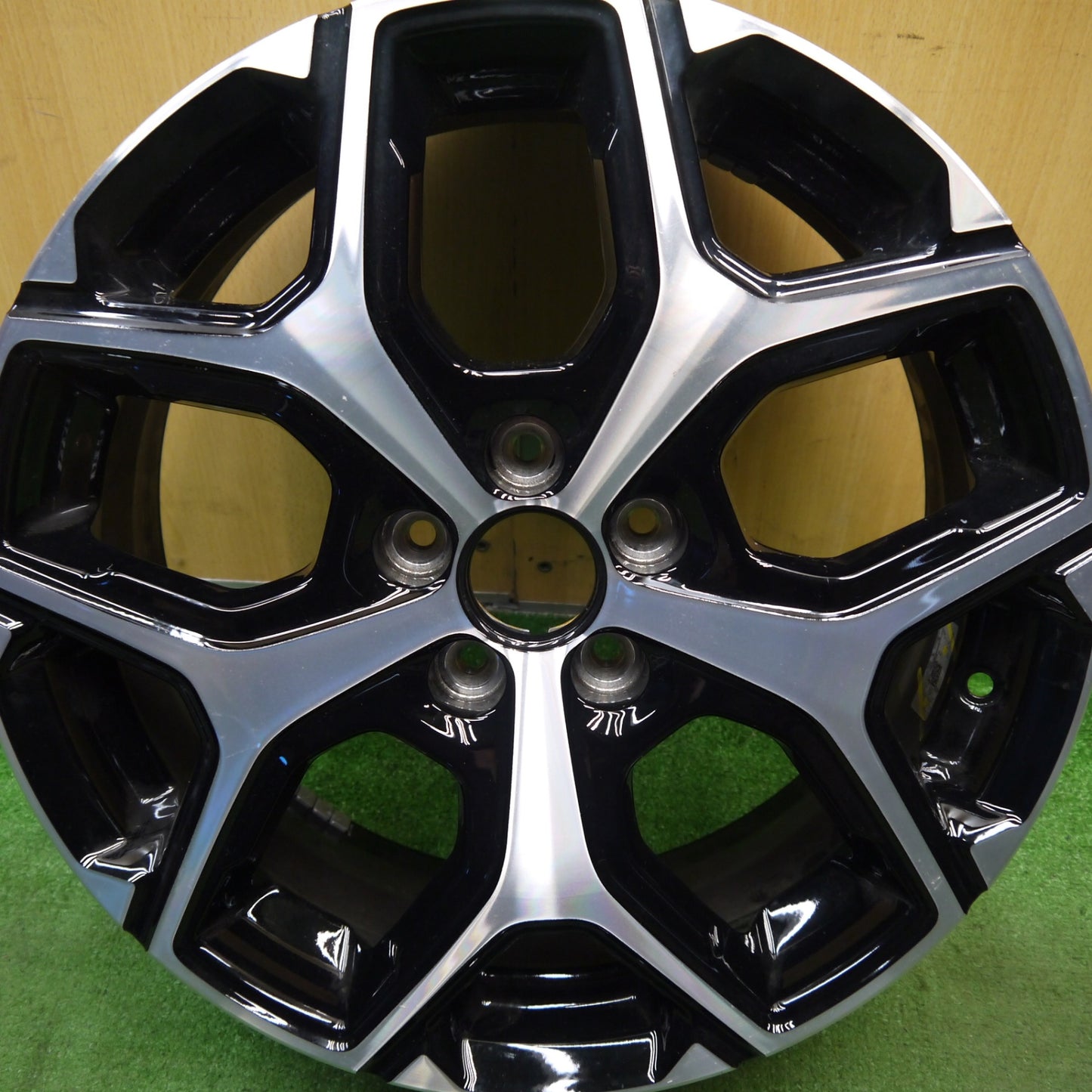キレイ！1本！レア★ジープ コンパス 現行 純正 MOPAR ホイール 18インチ 18×7J PCD110/5H★5062708Hホ