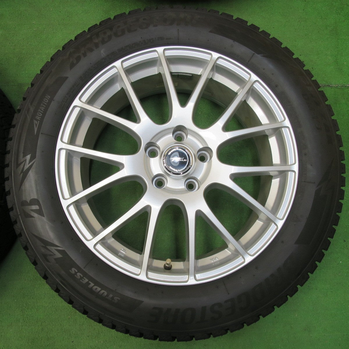 [送料無料] バリ溝！22年！キレイ！ほぼ10分★スタッドレス 225/60R18 ブリヂストン ブリザック DM-V3 TOPRUN トップラン 18インチ PCD114.3/5H★4112908イス