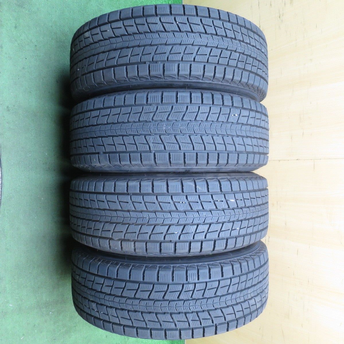 バリ溝！22年！キレイ！9.5分★スタッドレス 235/60R18 ダンロップ ウインターマックス SJ8 SJ8+ Exceeder エクシーダー 18インチ PCD114.3/5H★5081803NJス