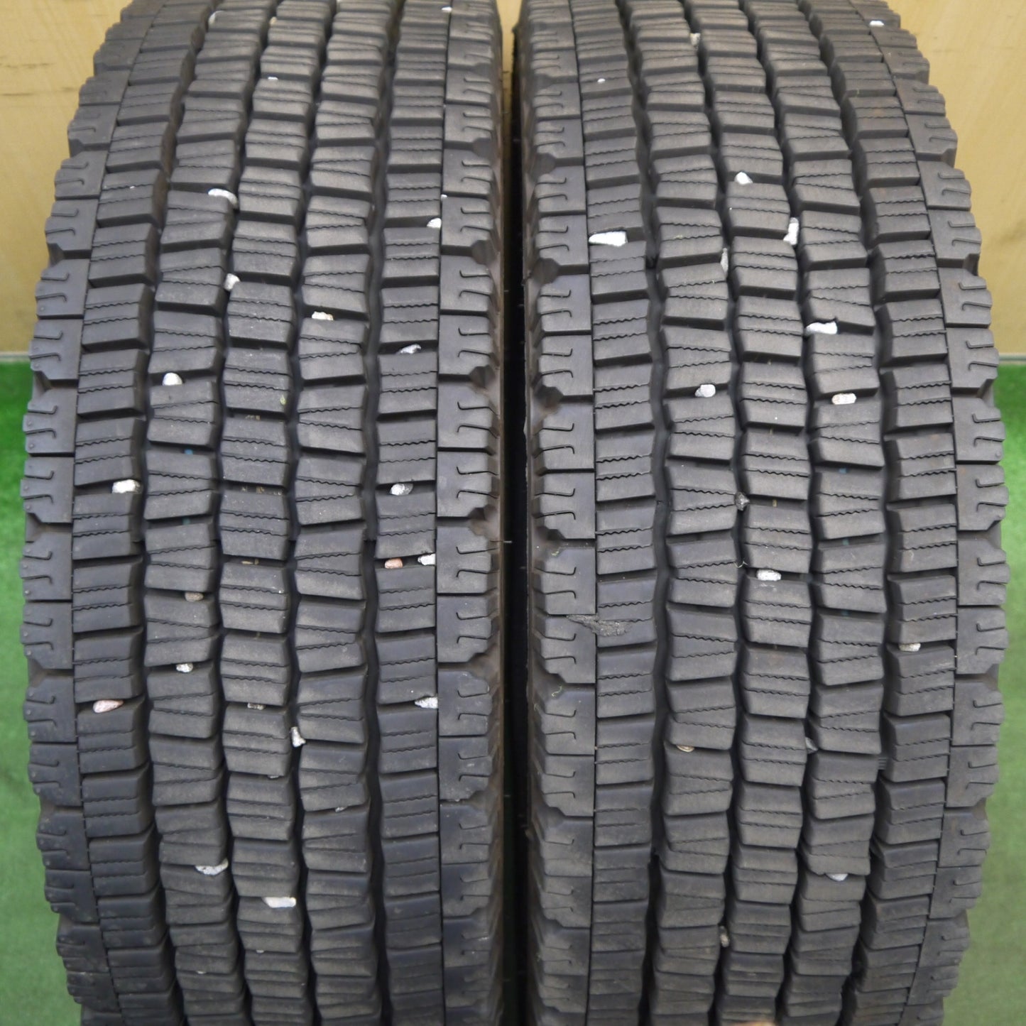 バリ溝！25年！9.5分！2本★トラック タイヤ 245/70R19.5 136/134J スタッドレス ダンロップ デクテス SP001 DECTES 19.5インチ★6051607KKスタ