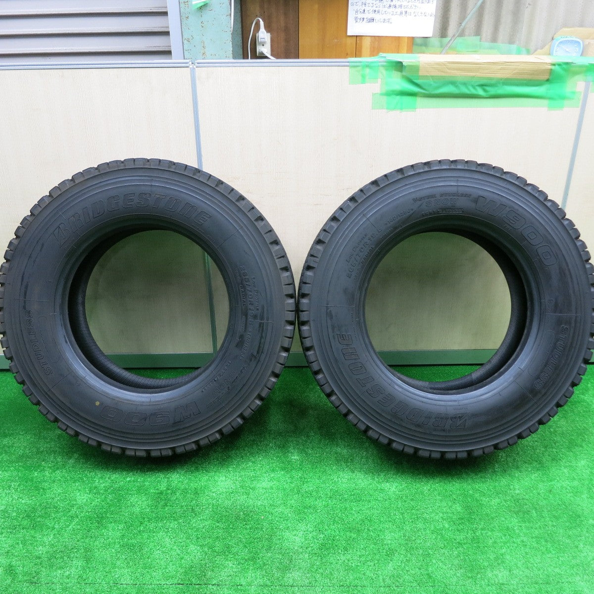 *送料無料* バリ溝！23年！9.5分★トラック タイヤ 265/70R19.5 140/138J スタッドレス ブリヂストン W900 19.5インチ★4072308HAスタ