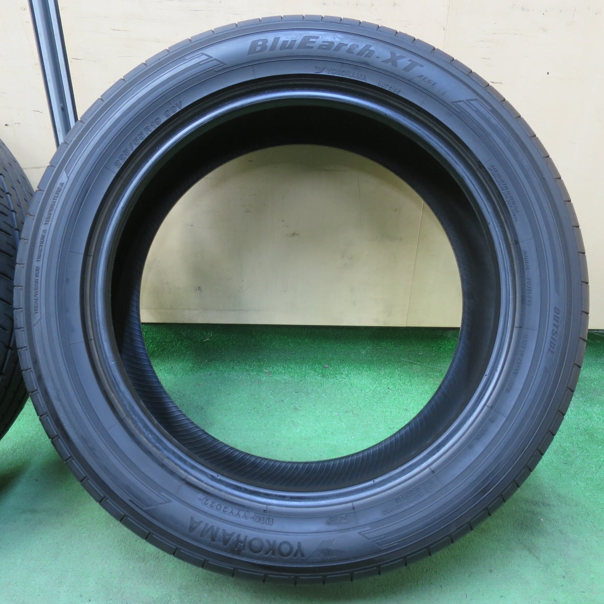 バリ溝！22年！9分★225/55R19 ヨコハマ BluEarth-XT AE61 ブルーアース タイヤ 19インチ レクサス NX ハリアー RAV4 CX-5 等★5101402イノタ