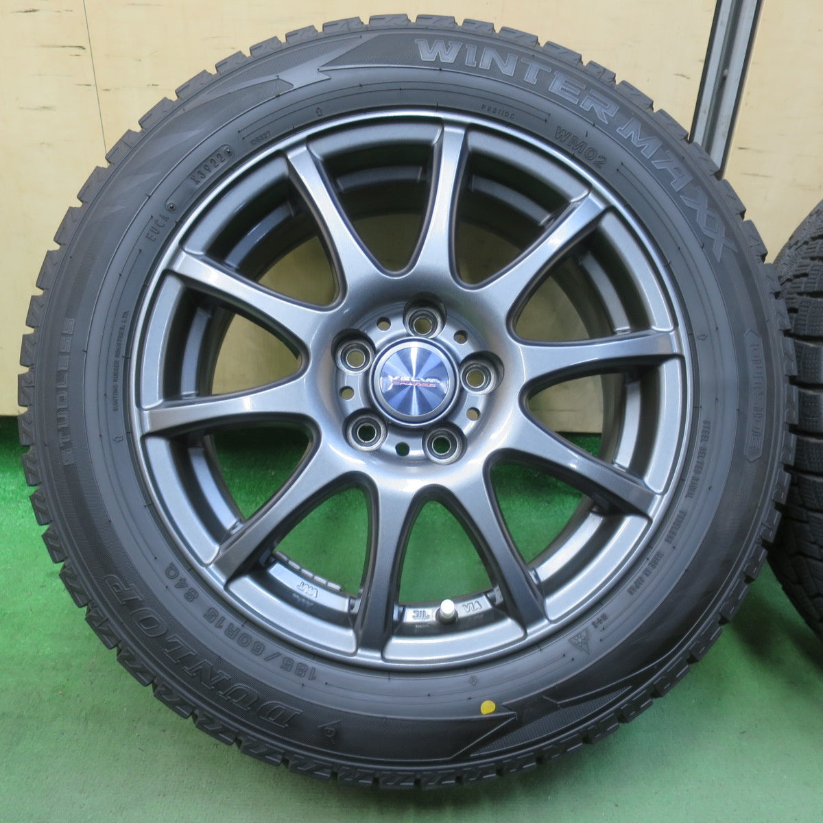バリ溝！22年！キレイ！9.5分★シエンタ 等 185/60R15 スタッドレス ダンロップ ウインターマックス WM02 VELVA CHARGE ヴェルヴァ チャージ 15インチ PCD100/5H★5111205イス