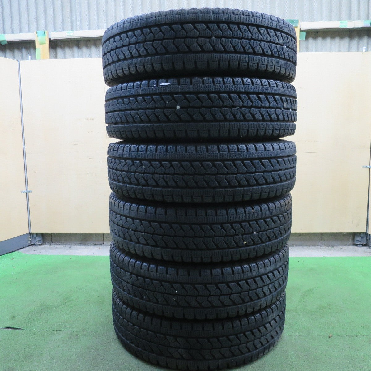 バリ溝！22年！キレイ！9分！6本★トラック 205/70R17.5 115/113L スタッドレス ブリヂストン ブリザック W979 TOPY スチール ホイール 113-9TC 17.5インチ PCD203.2/5H★6020601ナス