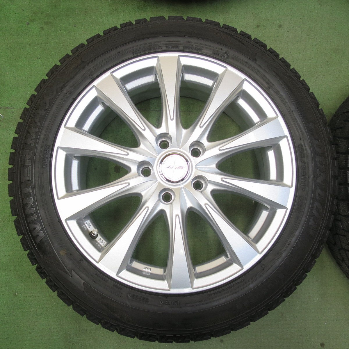 バリ溝！23年！キレイ！9.5分★スタッドレス 195/60R17 ダンロップ ウインターマックス WM02 JOKER ジョーカー 17インチ PCD114.3/5H★6050801イス
