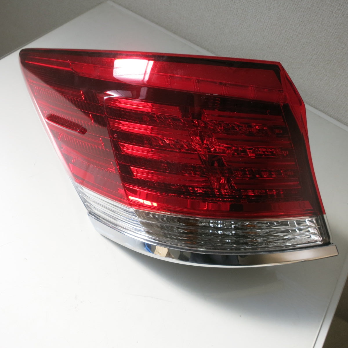 [送料無料] キレイ◆トヨタ クラウン マジェスタ 純正 テール ライト ランプ 左側 STANLEY 30-404 W0181◆