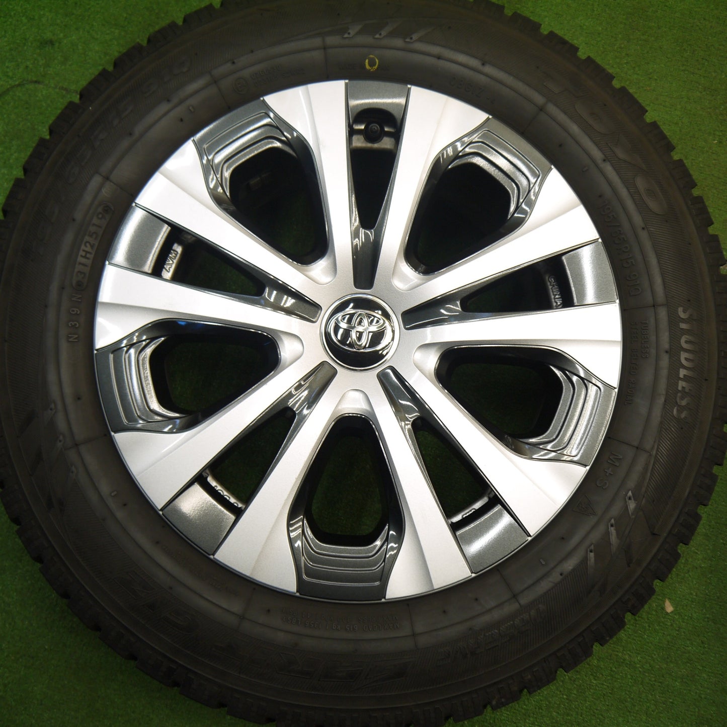 [送料無料] バリ溝！キレイ！9.5分★トヨタ 50系 プリウス 純正 195/65R15 スタッドレス トーヨー オブザーブ ガリット GIZ 15インチ PCD100/5H★5031803Hス