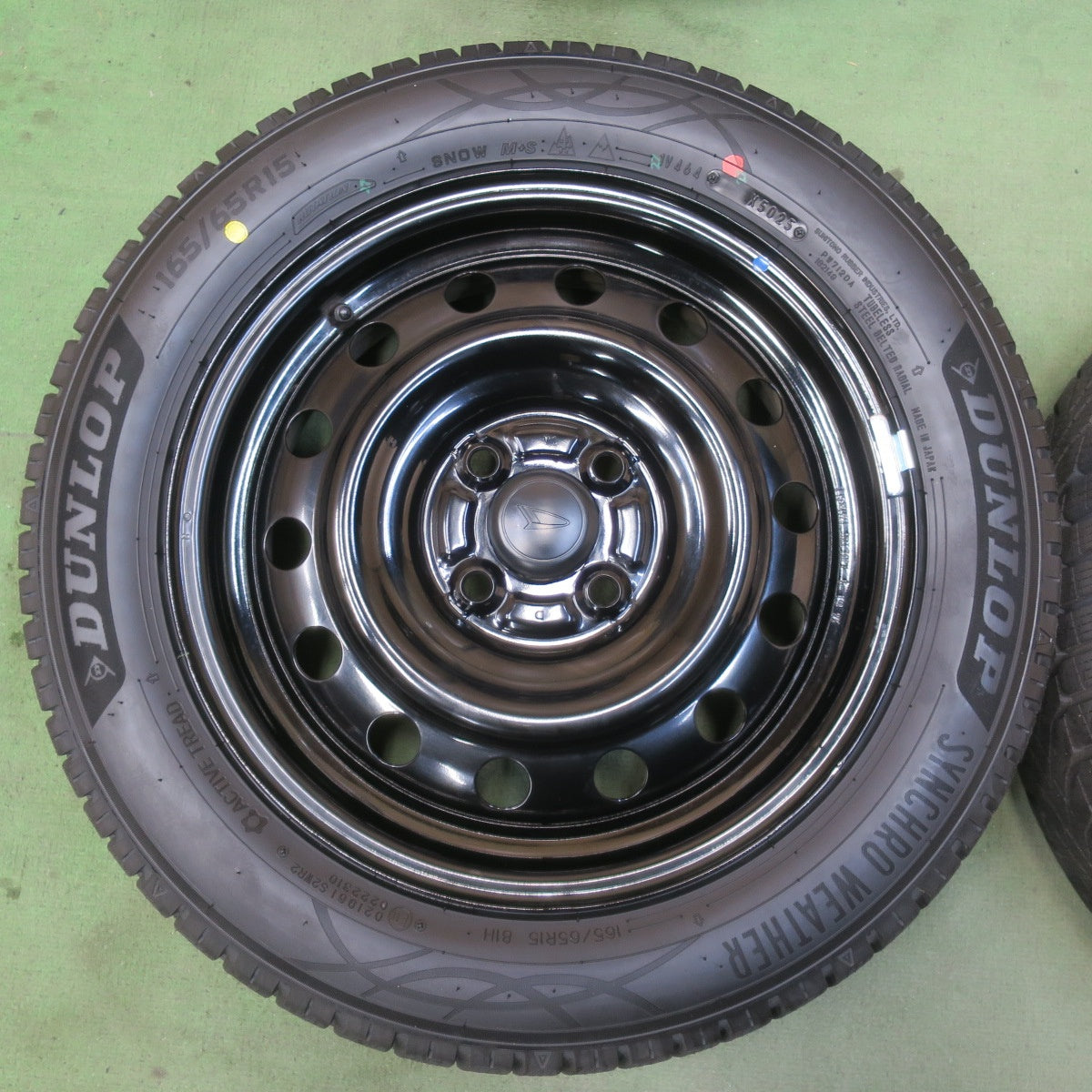 ほぼ未使用！25年！キレイ★ダイハツ タフト 純正 スチール 165/65R15 スタッドレス ダンロップ SYNCHRO WEATHER 15インチ PCD100/4H★6042903イス
