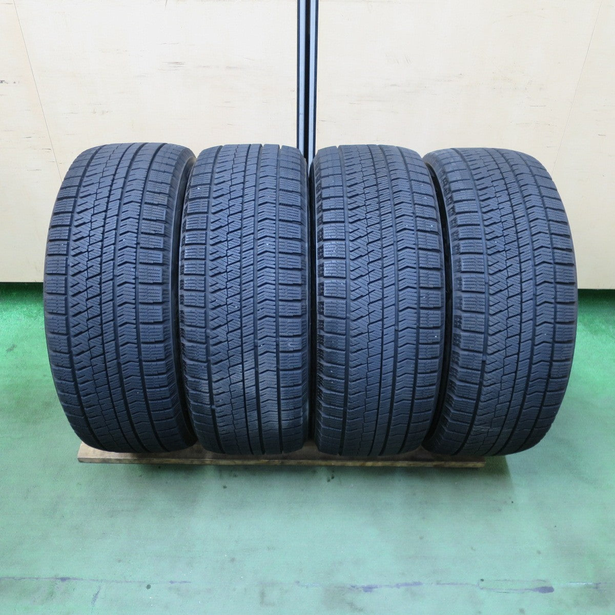 バリ溝！22年！9.5分★アウディ 等 MAK LOWE FF SERIES 225/50R17 スタッドレス ブリヂストン ブリザック VRX2 レーヴェ 17インチ PCD112/5H★5112813TTス