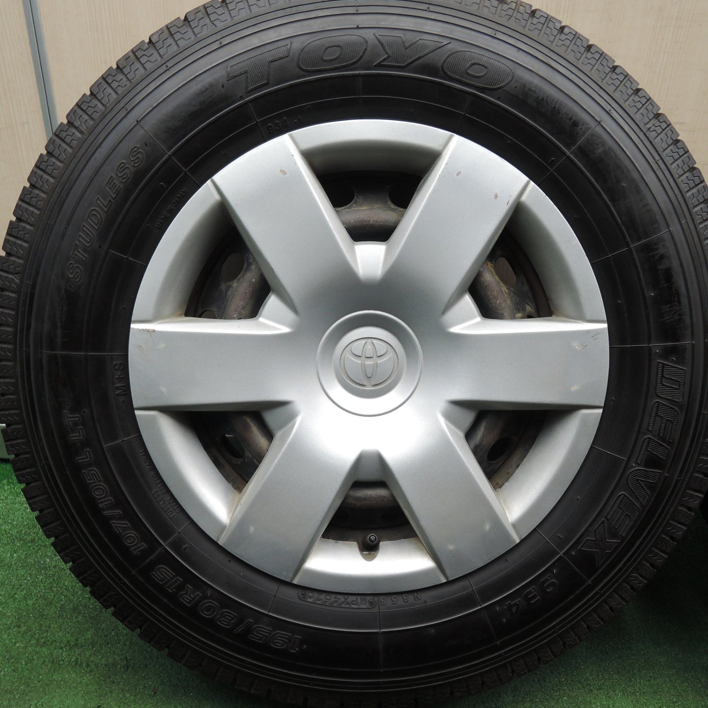 *送料無料* バリ溝！20年！9.5分★トヨタ 200系 ハイエース 純正 スチール 195/80R15 トーヨー デルベックス 934 15インチ PCD139.7/6H★4031601HAス