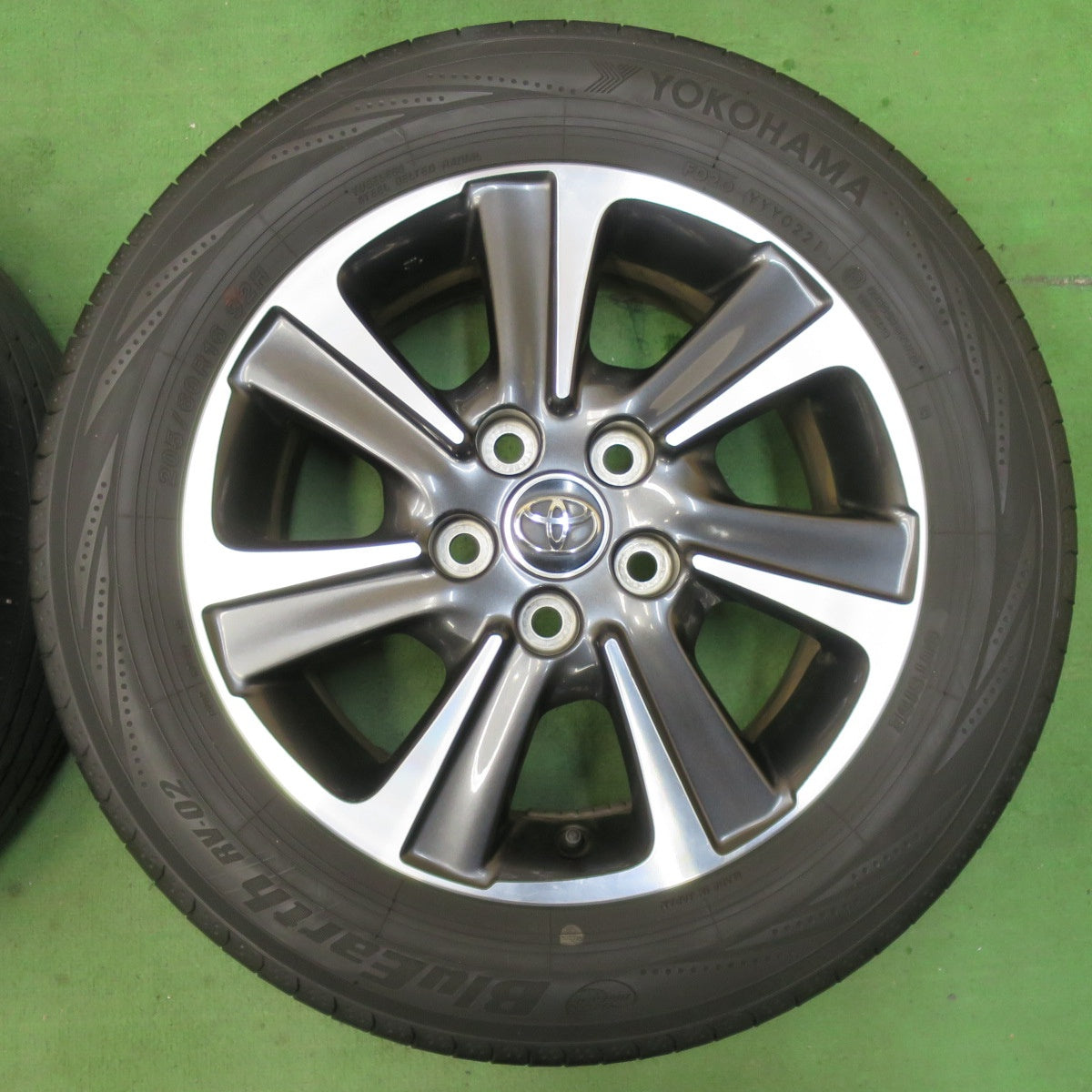 [送料無料] バリ溝！24年！キレイ！9.5分★トヨタ 80系 ノア ヴォクシー 純正 205/60R16 ヨコハマ ブルーアース RV-02 ブリヂストン LUFT RV2 16インチ PCD114.3/5H★5020902IMノ