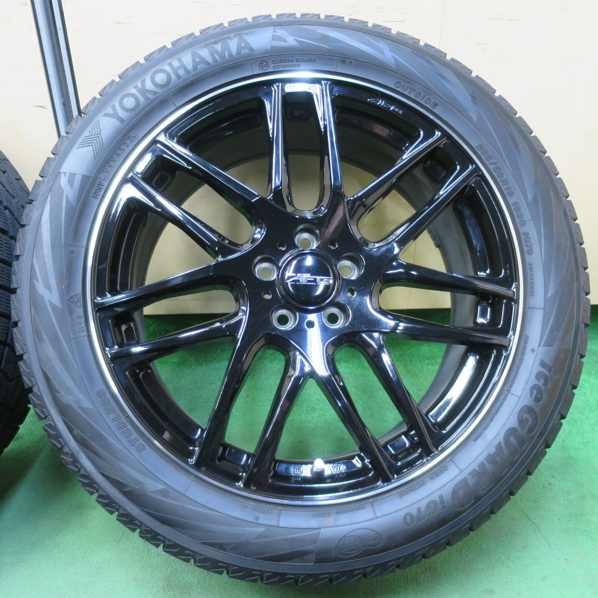 [送料無料] バリ溝！22年！キレイ！9分★ボルボ等 EURO AFG 235/50R19 スタッドレス ヨコハマ アイスガード iG70 19インチ PCD108/5H★5032604イス