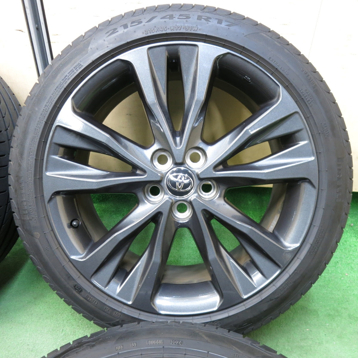 [送料無料] バリ溝！24年！キレイ！9分★トヨタ カローラ ツーリング W×B 純正 215/45R17 ピレリ POWERGY 17インチ PCD100/5H★5032111SYノ