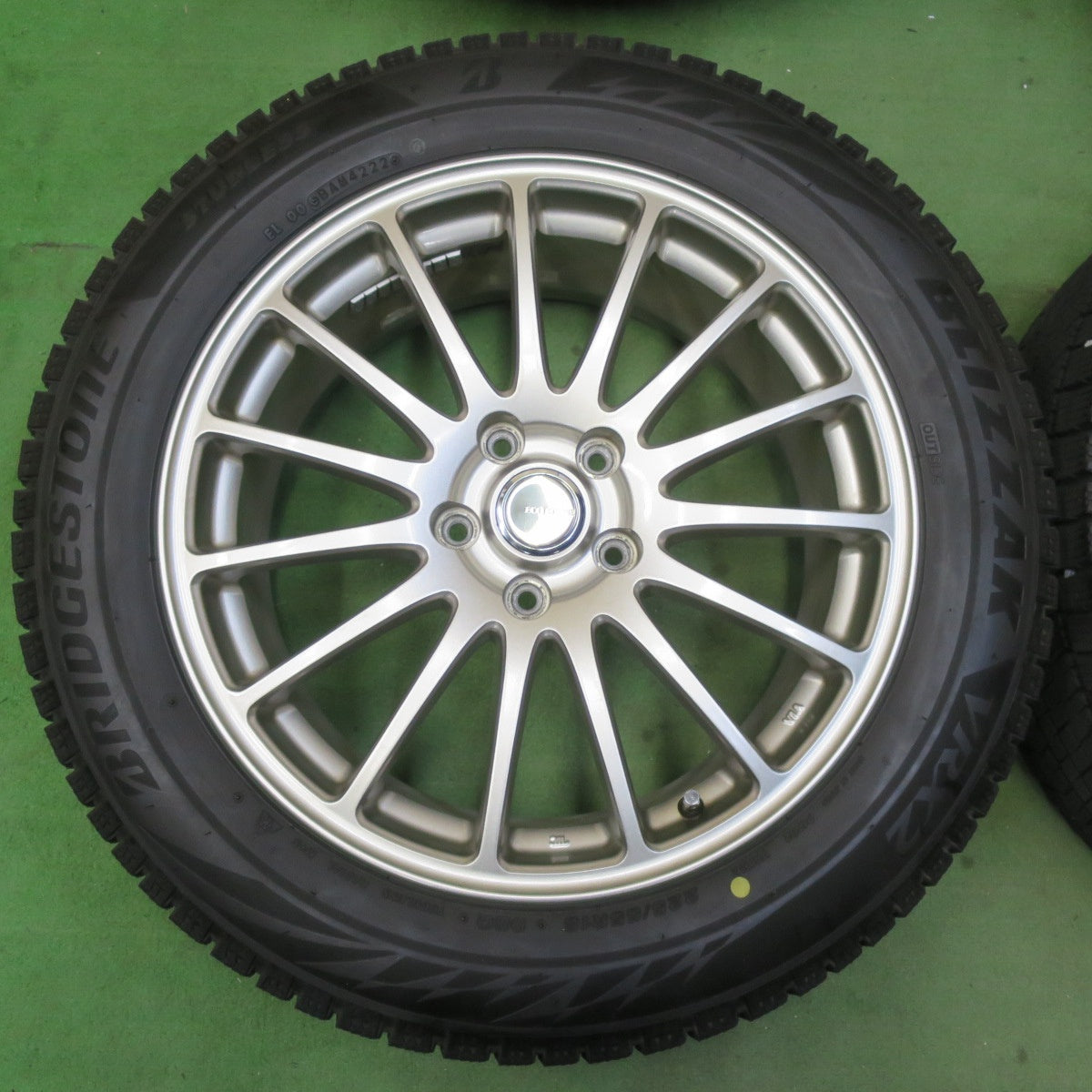 バリ溝！22年！キレイ！8.5分★スタッドレス 225/55R18 ブリヂストン ブリザック VRX2 ECO FORME エコフォルム 18インチ PCD114.3/5H★5063012イス
