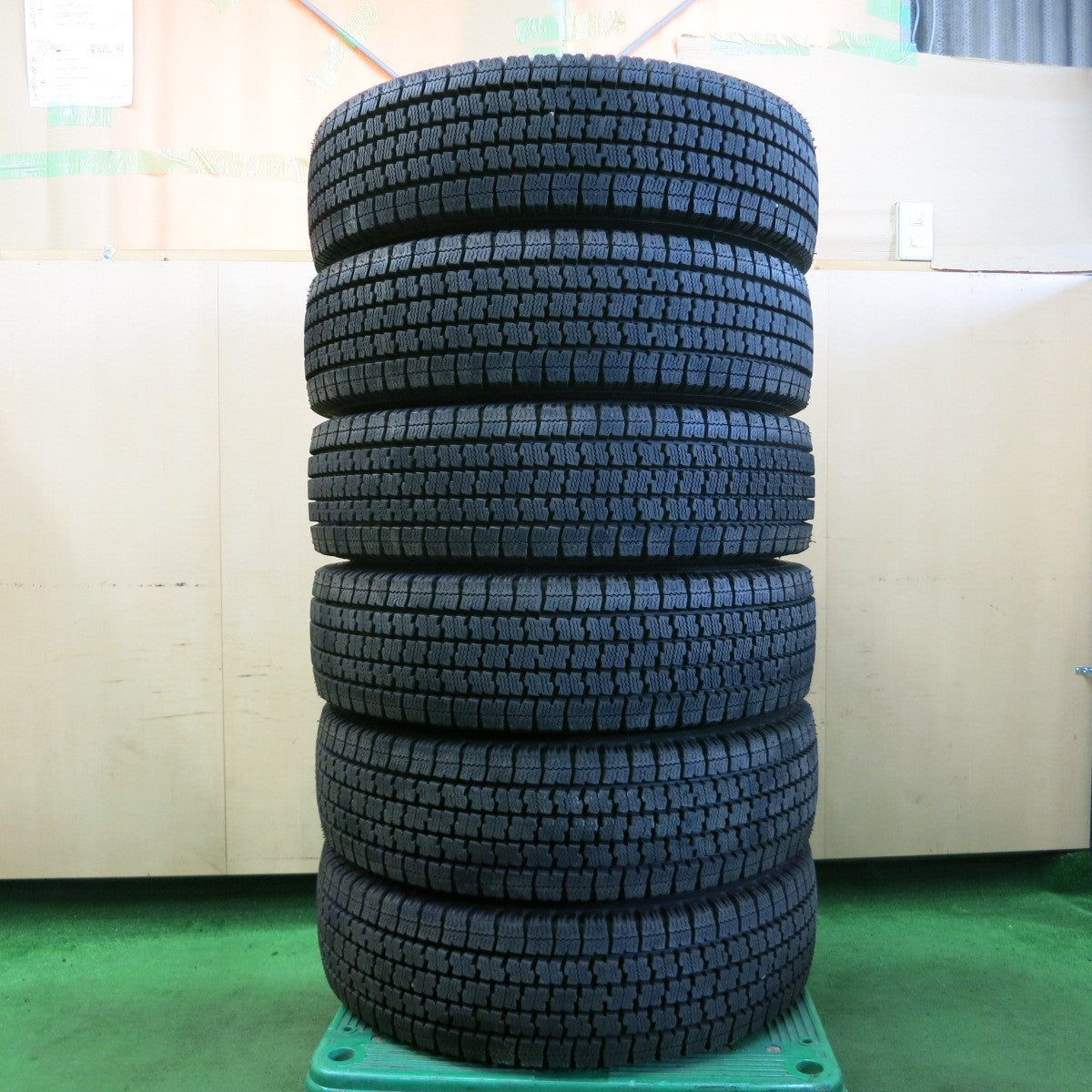 *送料無料* バリ溝！22年！9.5分以上★トラック タイヤ 195/75R15 109/107N スタッドレス トーヨー デルベックス M935 KWC スチール 115-8T PCD208/5H★4061501ナス