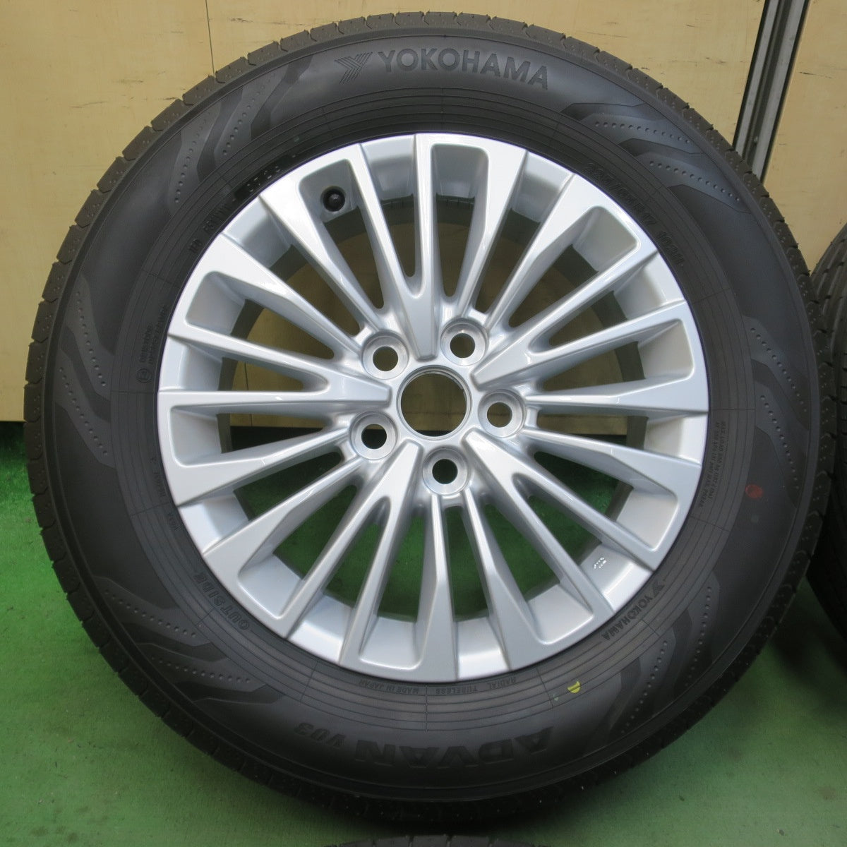 新車外し！26年★トヨタ 40系 アルファード ヴェルファイア 純正 225/65R17 ヨコハマ アドバン V03 17インチ PCD120/5H★6032606イノ