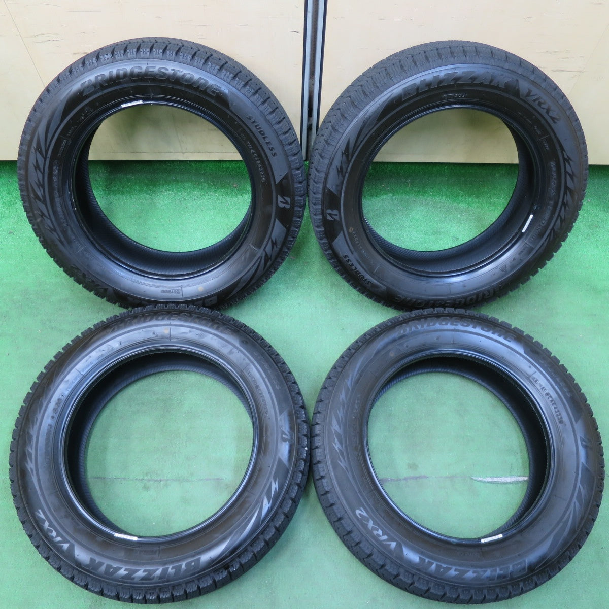[送料無料] バリ溝！23年！ほぼ10分★スタッドレス 175/65R15 ブリヂストン ブリザック VRX2 タイヤ 15インチ フィット アクア スイフト キューブ等★4112303イスタ