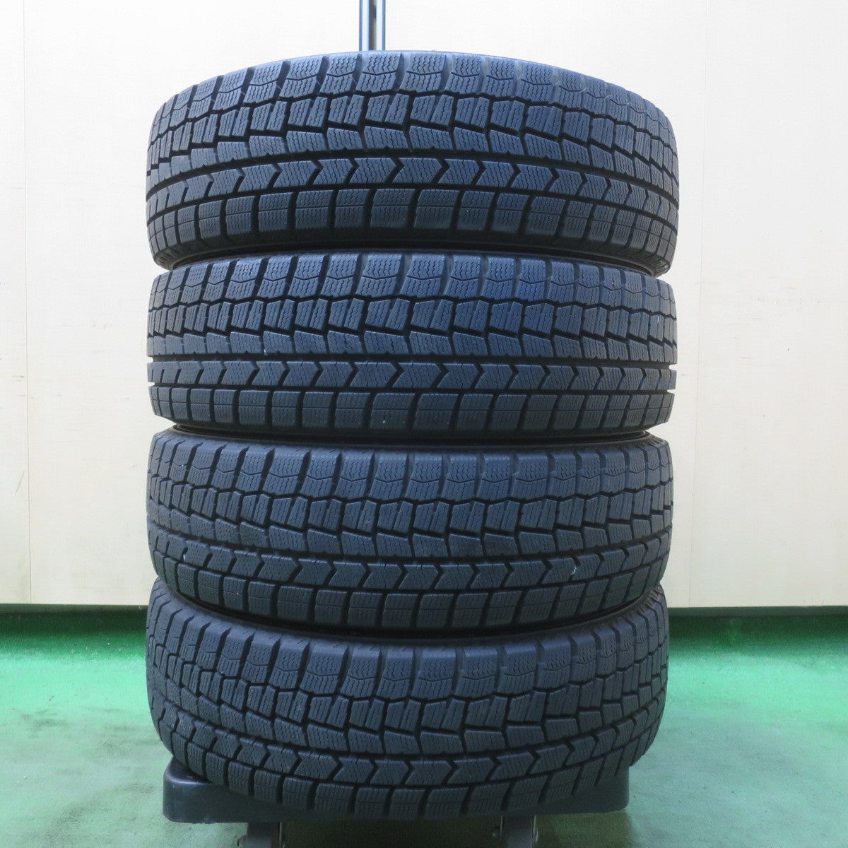 バリ溝！22年！9.5分以上★スタッドレス 165/60R15 ダンロップ ウインターマックス WM02 JOKER ジョーカー 15インチ ハスラー ソリオ 等 PCD100/4H★6021311イス