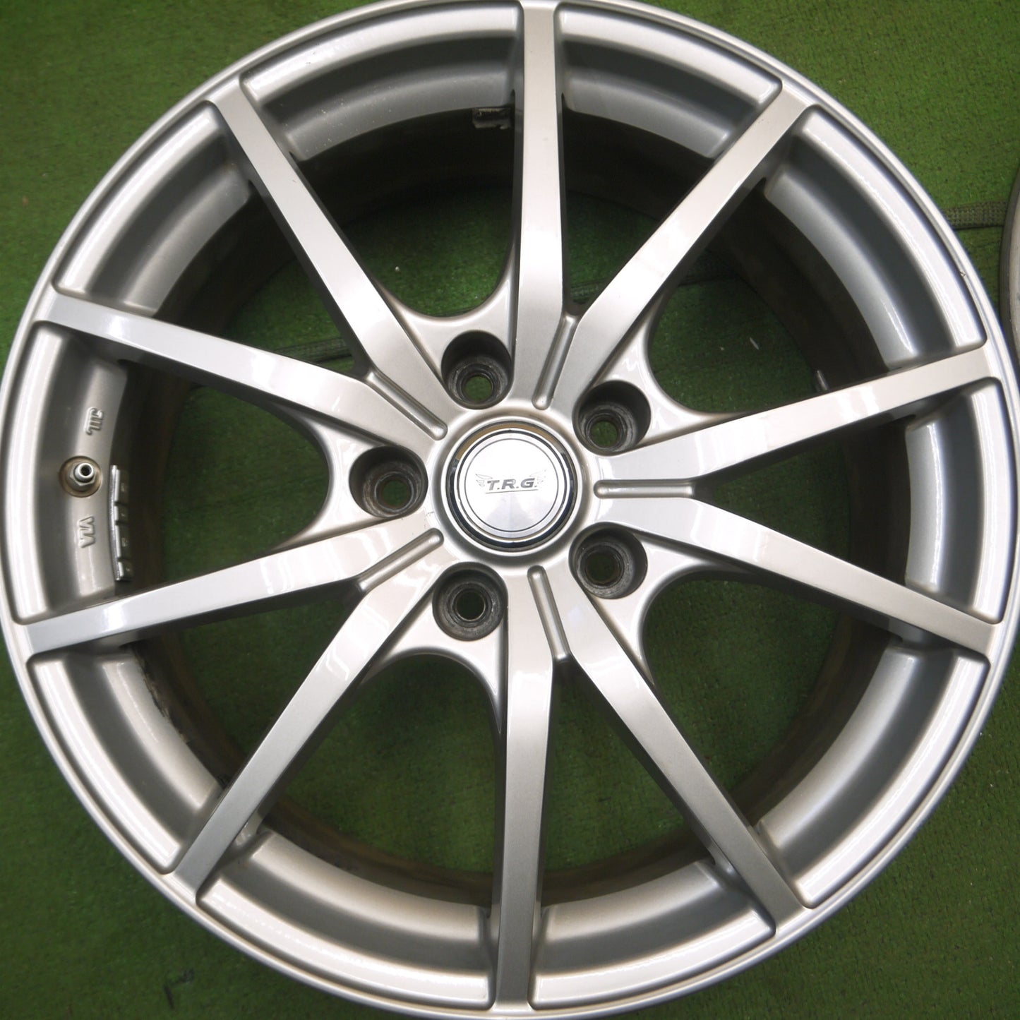 *送料無料* キレイ★T.R.G. ホイール 17インチ 17×7J TRG PCD114.3/5H★4051404Hホ