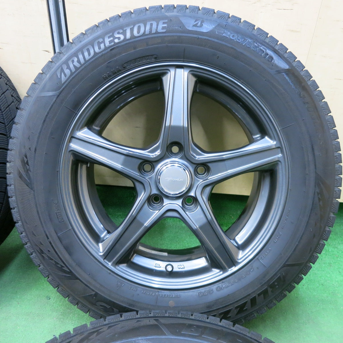 [送料無料] バリ溝！21年！キレイ！9.5分★スタッドレス 205/65R16 ブリヂストン ブリザック VRX3 TOPRUN トップラン 16インチ PCD114.3/5H★4122705SYス