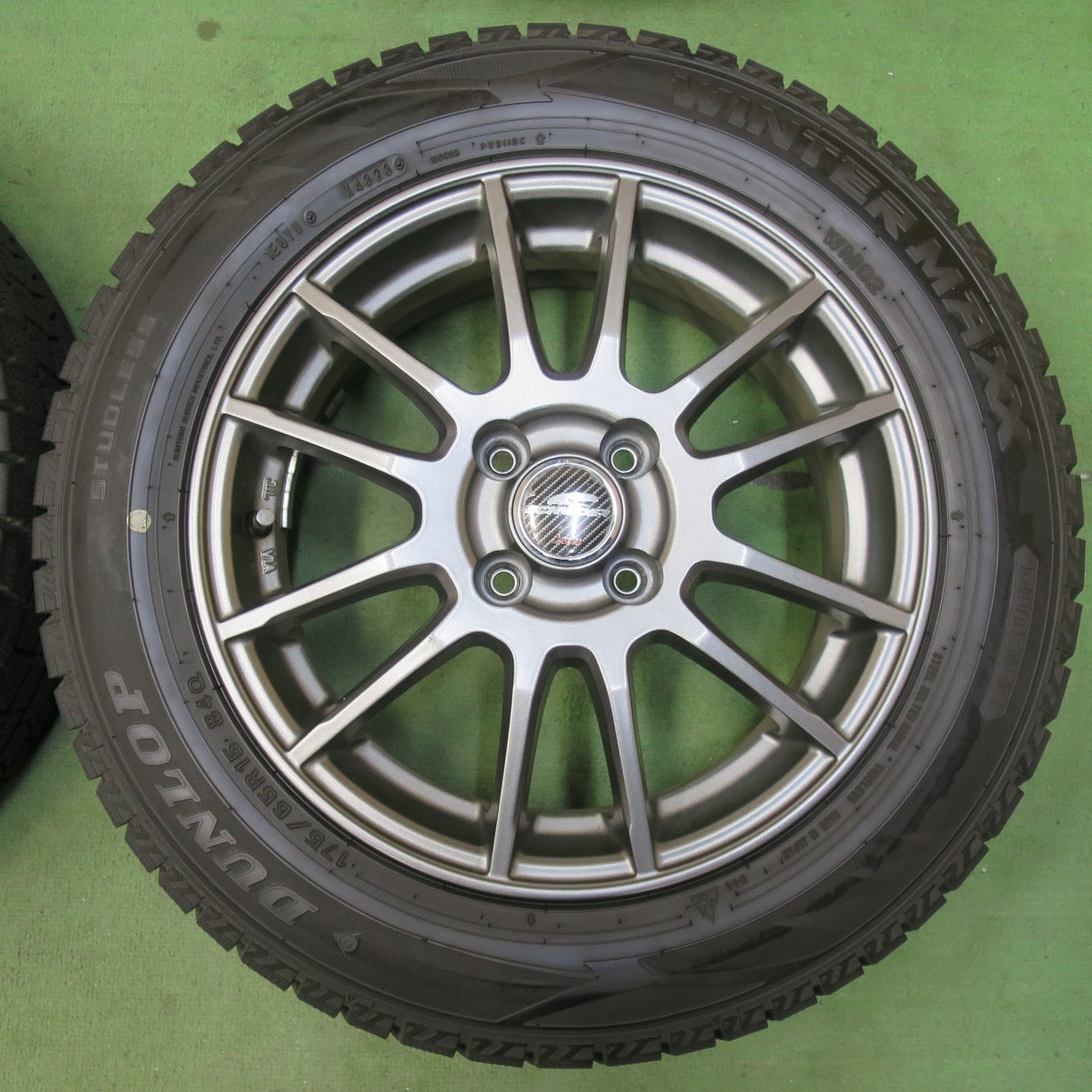 バリ溝！23年！キレイ！9.5分★スタッドレス 175/65R15 ダンロップ ウインターマックス WM02 SCHNEIDER シュナイダー 15インチ PCD100/4H★5123006イス