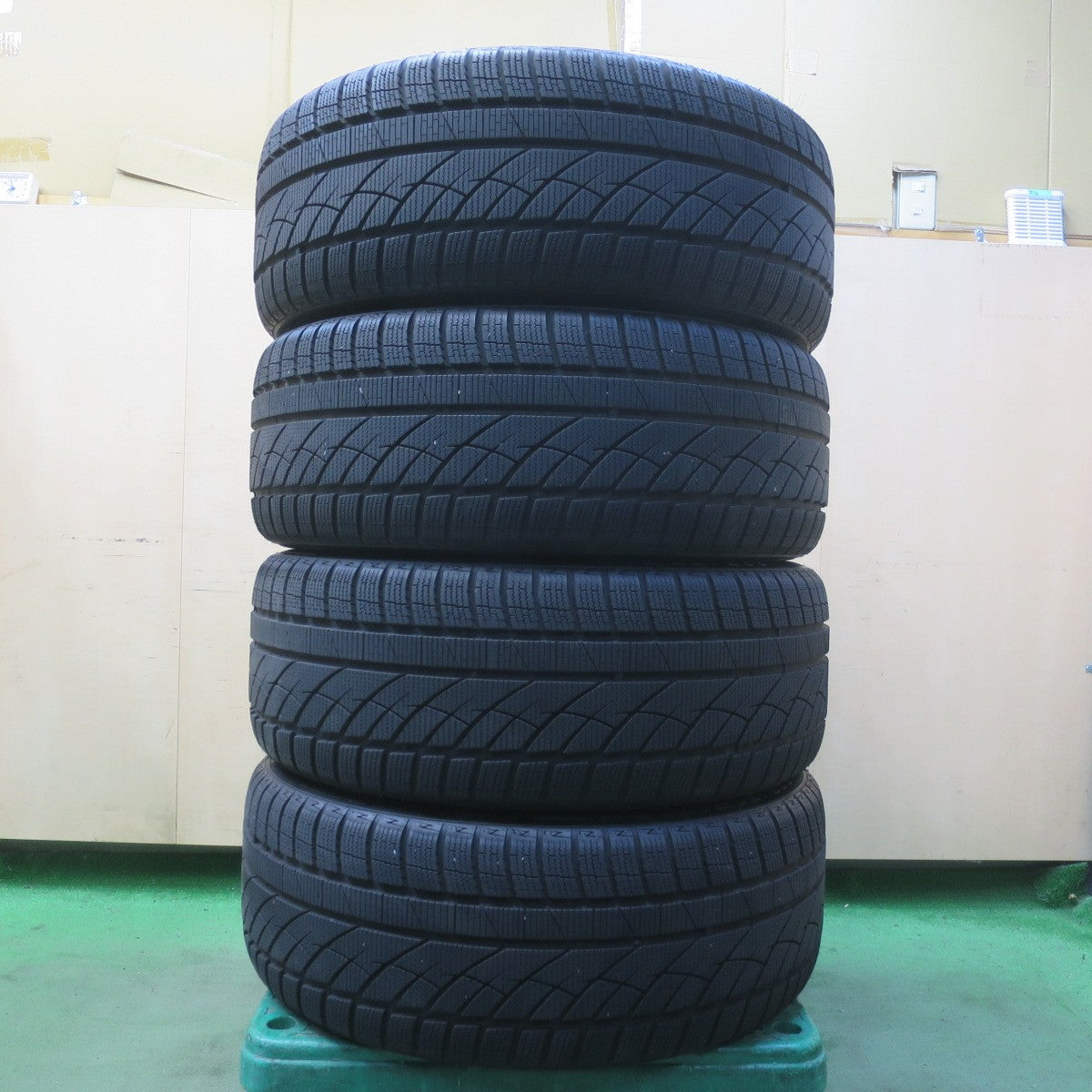 バリ溝！23年！8.5分◎スタッドレス 235/50R18 モモ SUV POLE W-4 Verthandi ヴェルザンディ 18インチ PCD114.3/5H◎6091501IMス