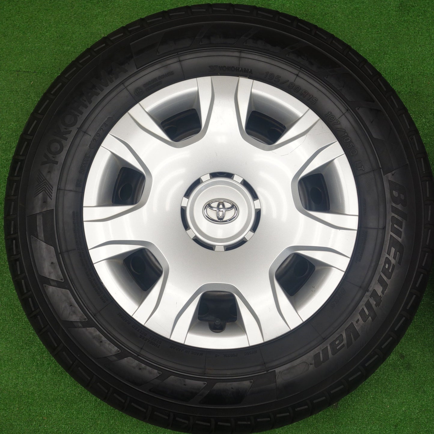 バリ溝！24年！8.5分★トヨタ 200系 ハイエース 純正 スチール 195/80R15 107/105Q ヨコハマ BluEarth-Van RY55 15インチ PCD139.7/6H★6022504KTノ