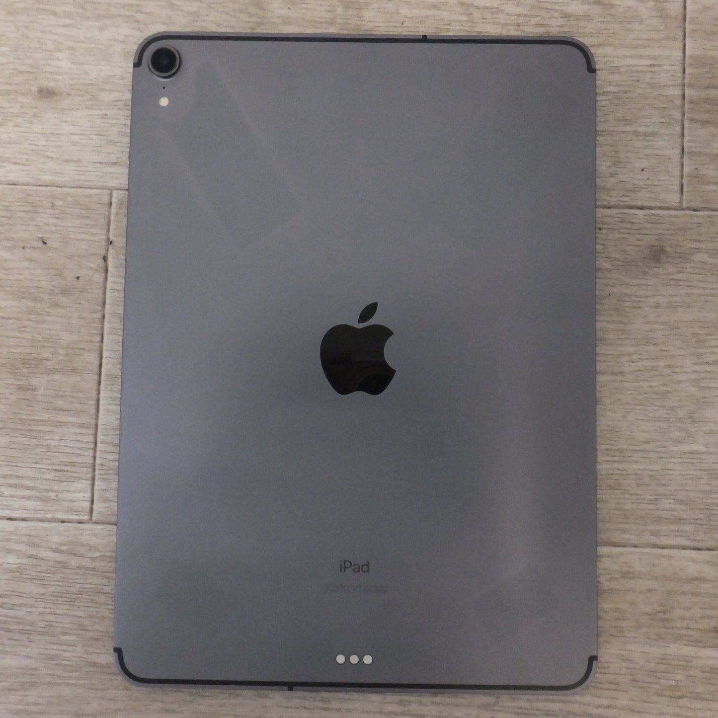 [送料無料] 現状品★アップル Apple iPad Pro 11-inch 第1世代 A1934 MU102J/A 256GB　ドコモ 判定 ○ SIMフリー★