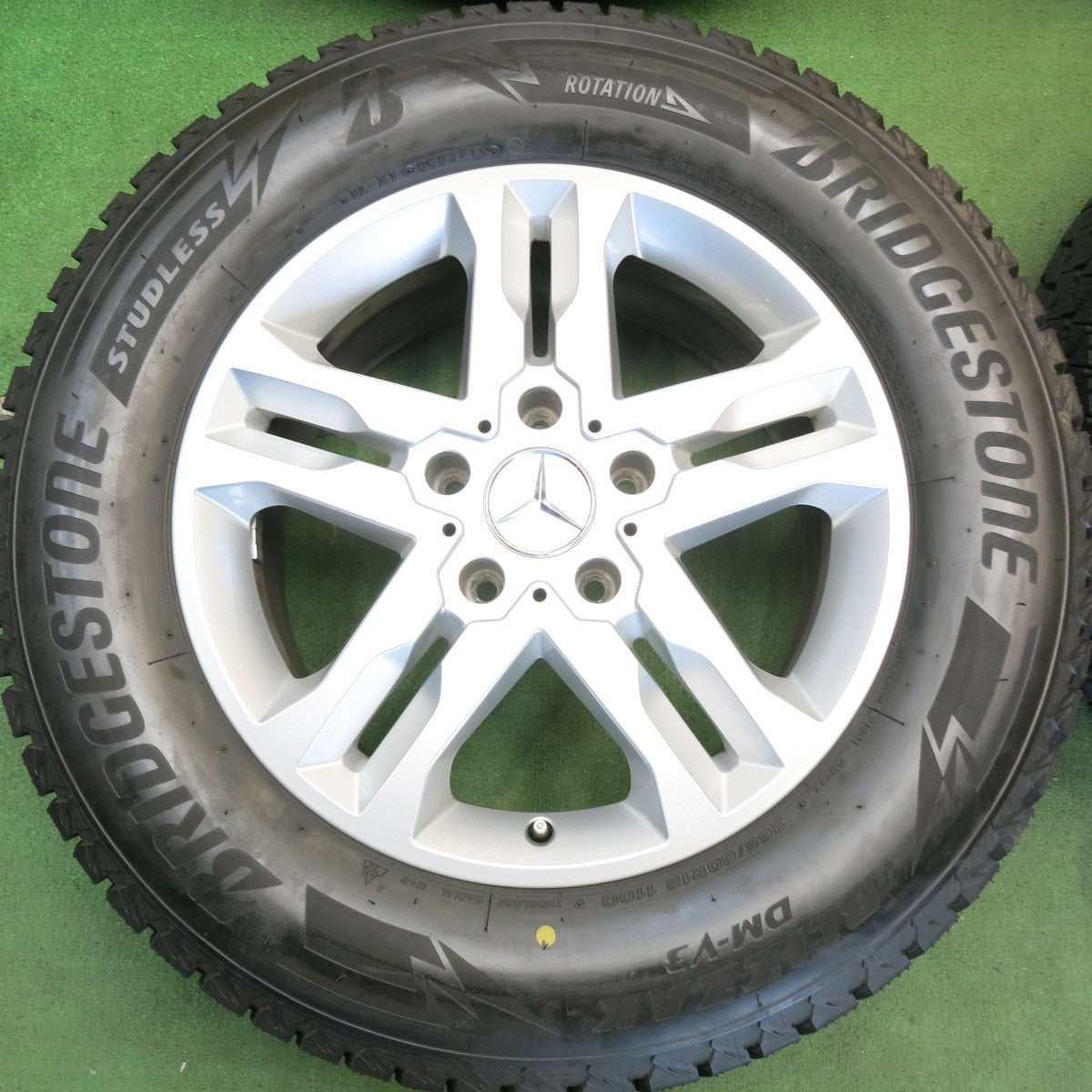 バリ溝！キレイ！9.5分以上★ベンツ W463 Gクラス ゲレンデ 純正 265/60R18 スタッドレス ブリヂストン ブリザック DM-V3 18インチ PCD130/5H★6052405HAス