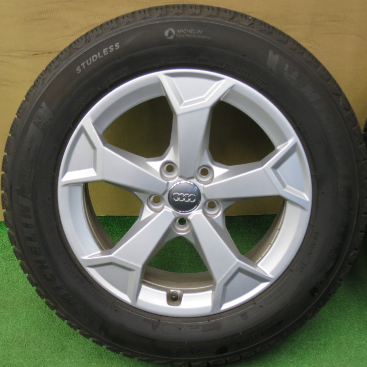 バリ溝！キレイ！8.5分★アウディ Q3 F3 純正 215/65R17 スタッドレス ミシュラン X-ICE SNOW 17インチ PCD112/5H★6040307NKス
