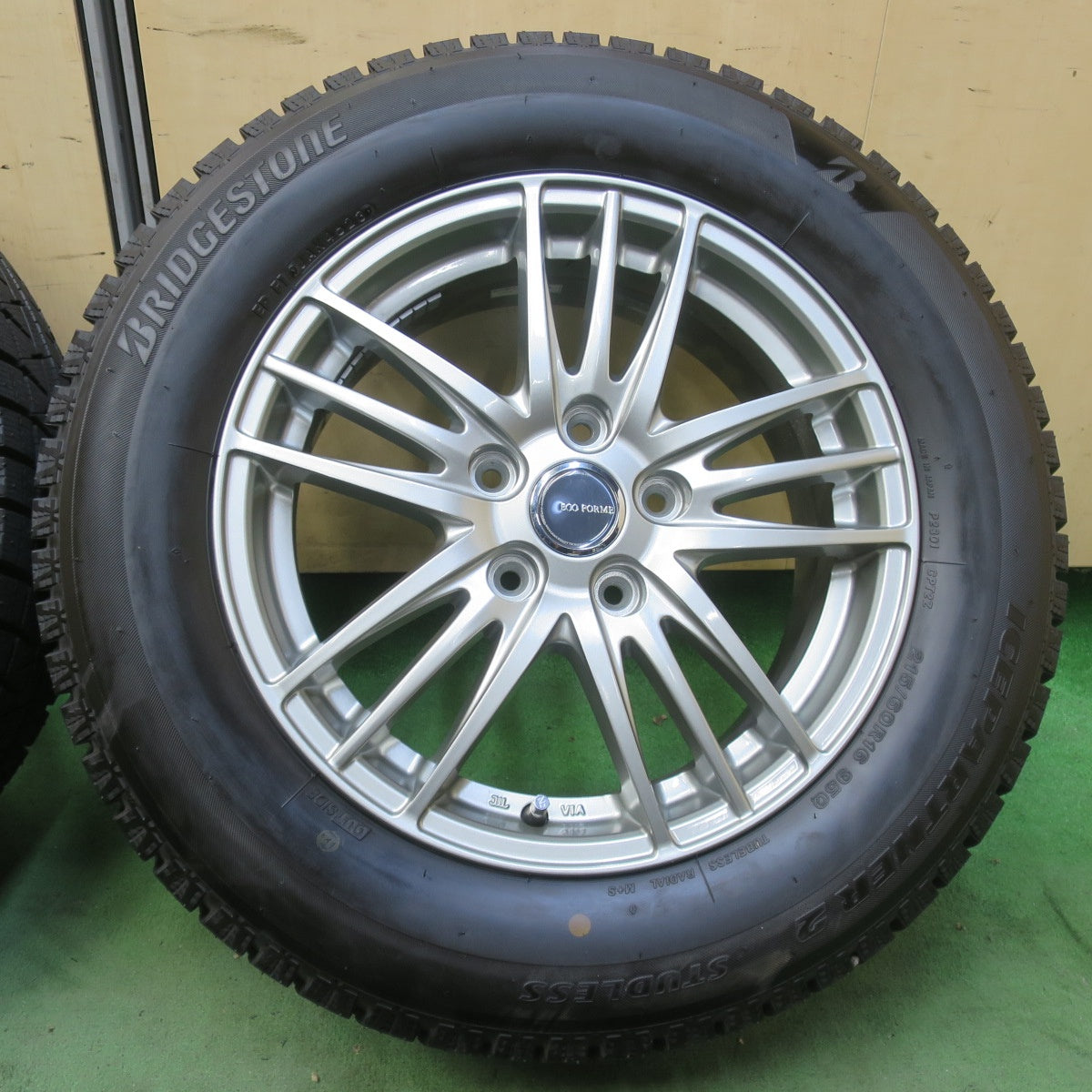 ほぼ未使用！23年！キレイ★スタッドレス 215/60R16 ブリヂストン アイスパートナー2 ECO FORME エコフォルム 16インチ PCD114.3/5H★6060409イス