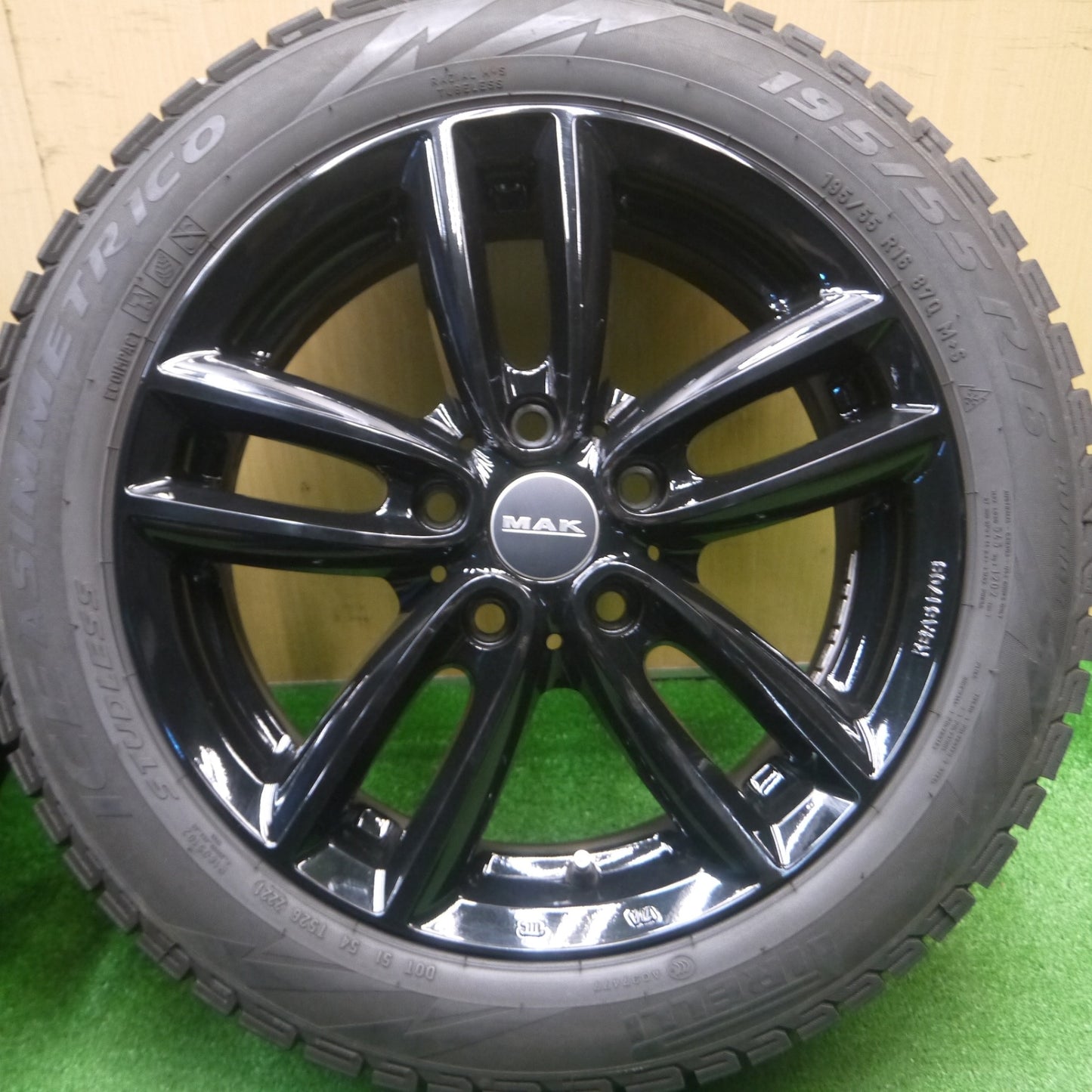 [送料無料] バリ溝！21年！キレイ！9.5分以上★BMW ミニ 等 MAK OXFORD 195/55R16 スタッドレス ピレリ アイスアシンメトリコ オクスフォード 16インチ PCD112/5H★4112704Hス