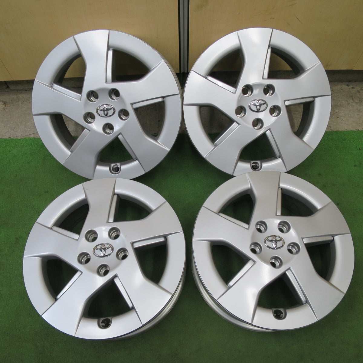 新車外し★トヨタ 30系 プリウス 純正 ホイール 15インチ 15×6J PCD100/5H★6020201NGホ