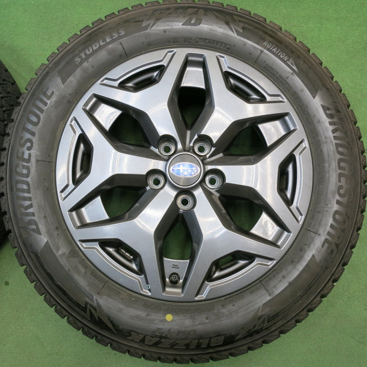 バリ溝！22年！キレイ！9.5分★スバル フォレスター クロスブレイク 純正 225/60R17 スタッドレス ブリヂストン ブリザック DM-V3 17インチ PCD114.3/5H★6052313HAス