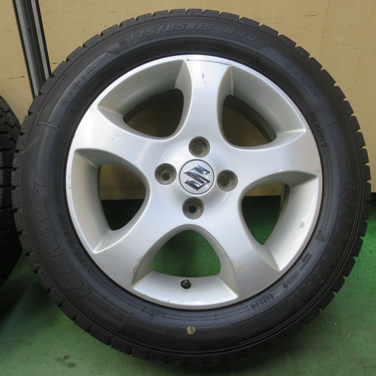 バリ溝！24年！9.5分◎スズキ スイフト スプラッシュ 純正 175/65R15 スタッドレス グッドイヤー アイスナビ7 15インチ PCD100/4H◎6081214イス