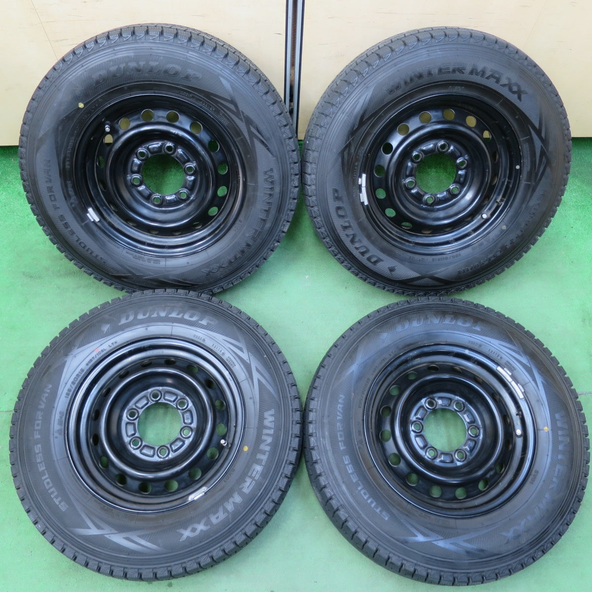 [送料無料] バリ溝！キレイ！9.5分以上★ハイエース 純正 スタッドレス 195/80R15 107/105L ダンロップ ウインターマックス SV01 15インチ PCD139.7/6H★5012101イス
