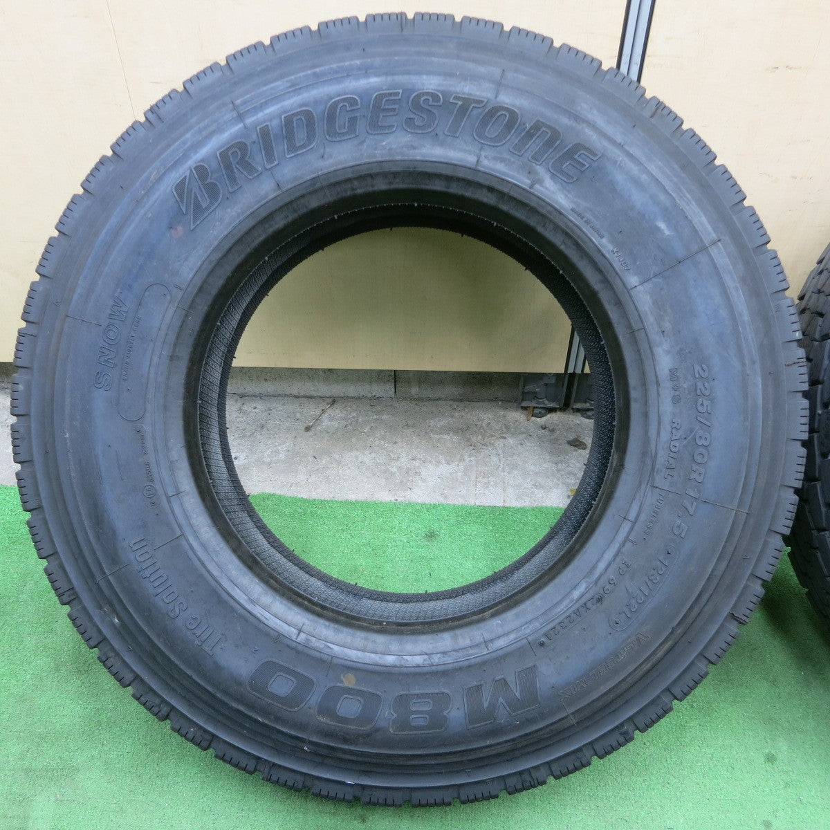 [送料無料] ほぼ未使用！新車外し！21年★トラック タイヤ 225/80R17.5 123/122L ブリヂストン M800 ミックス オールシーズン 17.5インチ★5031201ナスタ