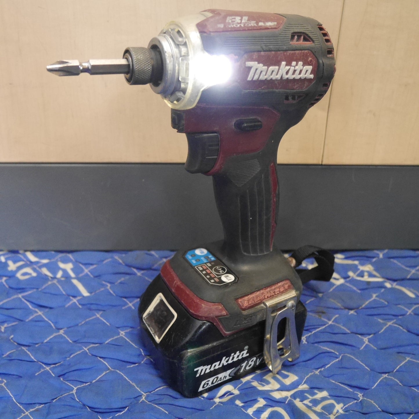 [送料無料] バッテリー2個☆マキタ 充電式インパクトドライバ TD171DGXAR 18V BL1860B 6.0Ah 急速 充電器 DC18RF オーセンティック レッド 電動 工具 makita☆