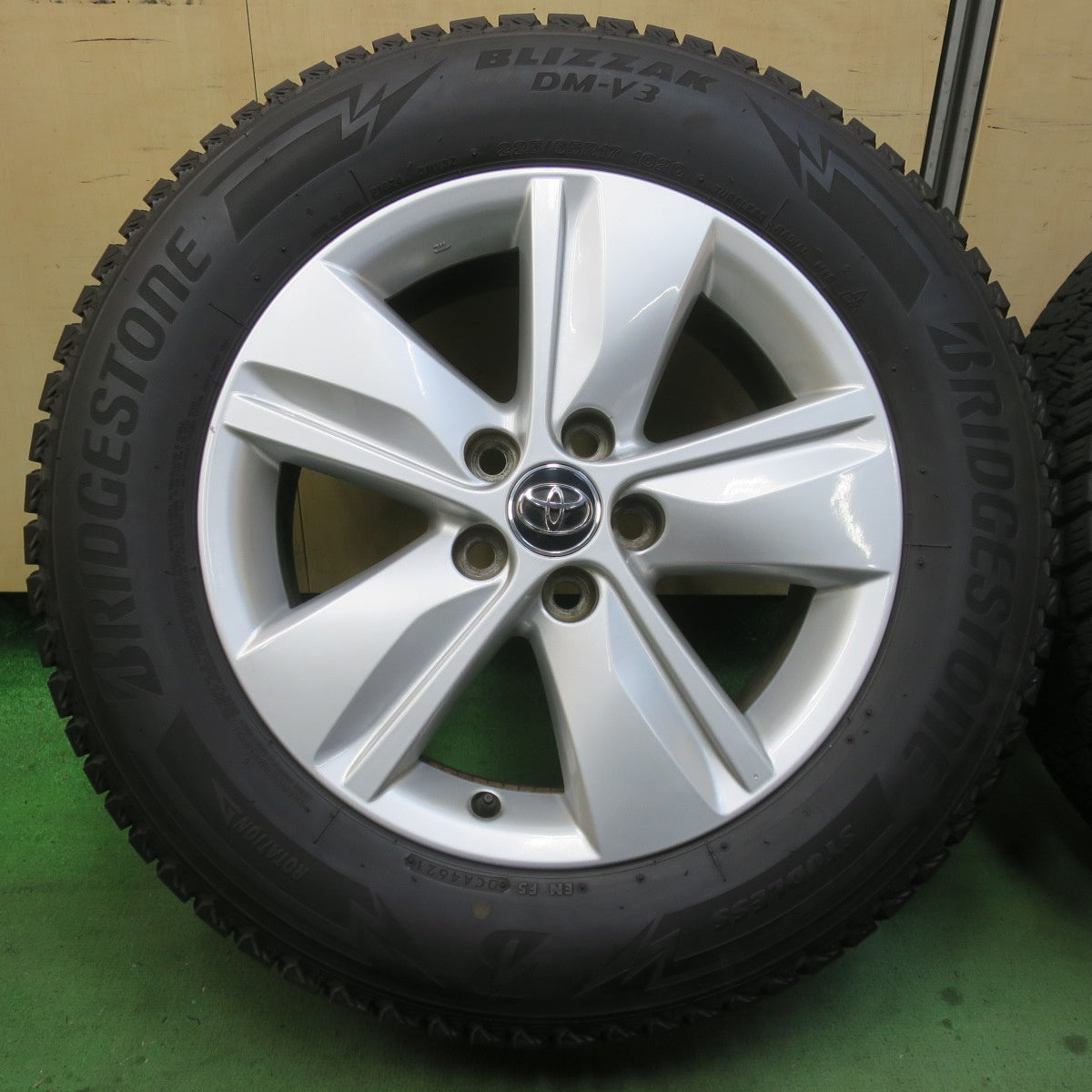 バリ溝！キレイ！9分★トヨタ 60系 ハリアー 純正 225/65R17 スタッドレス ブリヂストン ブリザック DM-V3 17インチ PCD114.3/5H★6012904イス