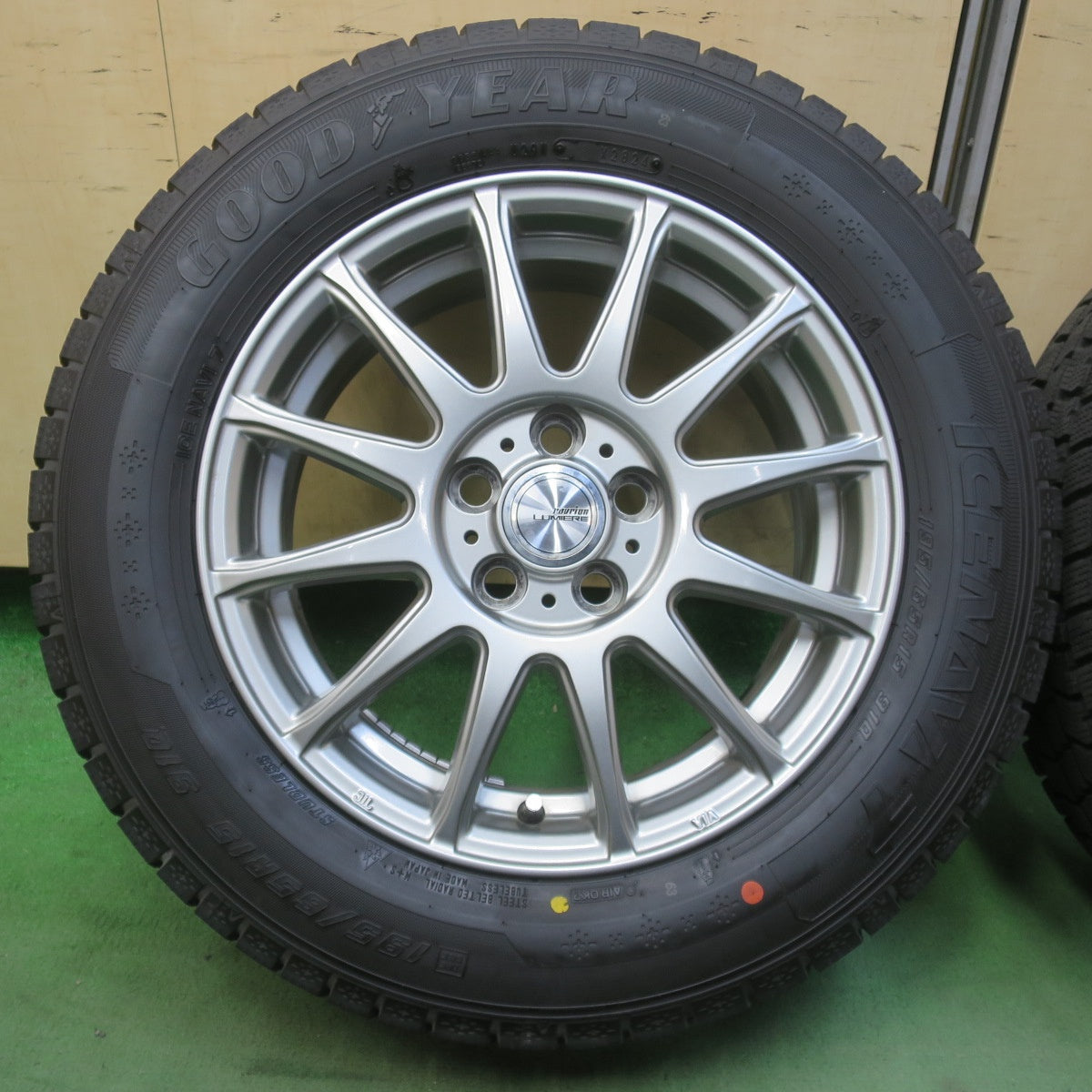 バリ溝！24年！キレイ！9.5分★プリウス 等 195/65R15 スタッドレス グッドイヤー アイスナビ7 ravrion LUMIERE ラブリオン 15インチ PCD100/5H★6032310イス